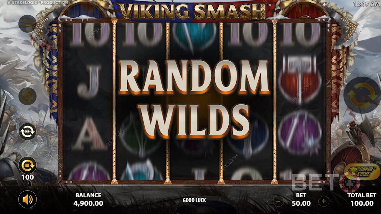 ขณะเล่นกับ Super Stake ที่ใช้งานอยู่ ให้มองหา Random Wilds เพื่อชัยชนะที่ยิ่งใหญ่