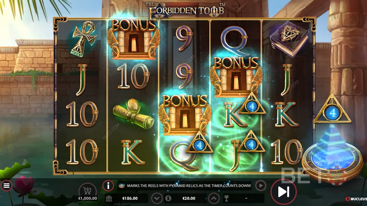 กระตุ้นการหมุนฟรีด้วย 5 ถึง 10 Wilds ในวิดีโอเกม The Forbidden Tomb โดย Nucleus Gaming