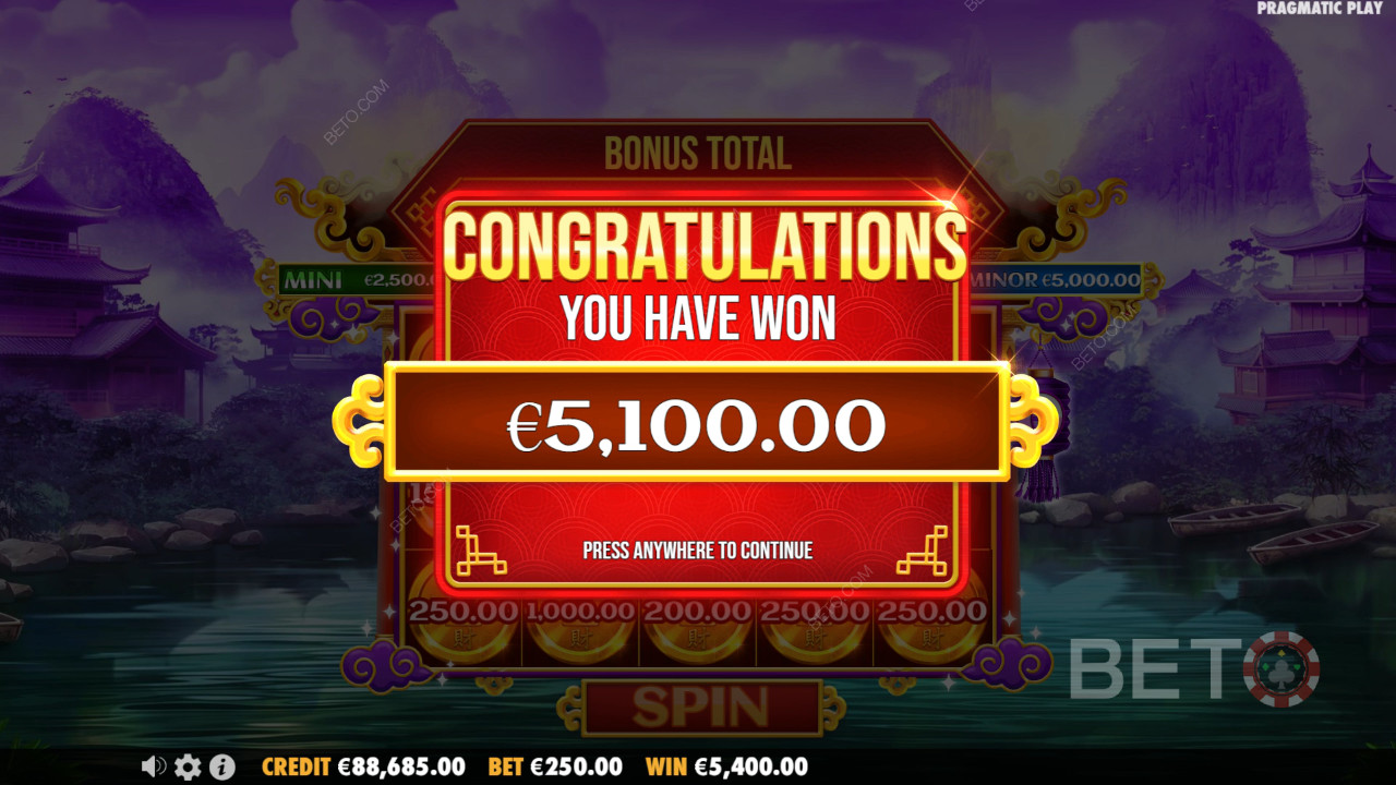 รับรางวัล 10,000 เท่าของการเดิมพันของคุณในสล็อตวิดีโอ Chests of Cai Shen!